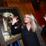 Chantal Poullain předvádí již nacvičený postoj - v kalendáři znázorňuje Blázna