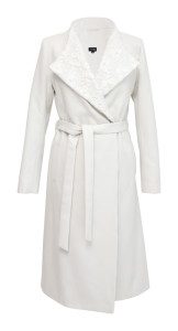 Elisha - dlouhý bílý zavinovací kabát s krajkovým límcem, cena 8240
